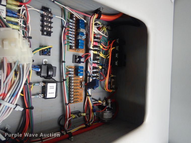 image for item HW9833 2006 Ford E350  shuttle bus