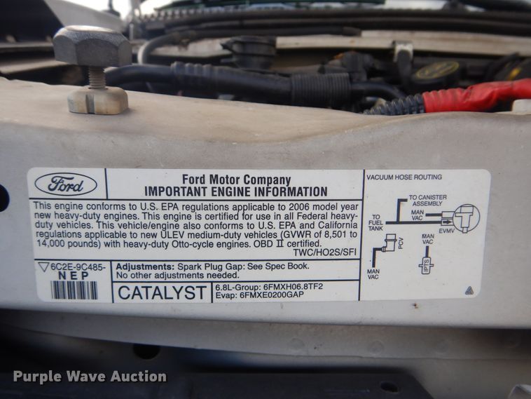 image for item HW9833 2006 Ford E350  shuttle bus