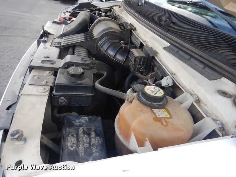 image for item HW9833 2006 Ford E350  shuttle bus