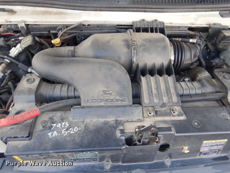 image for item HW9833 2006 Ford E350  shuttle bus