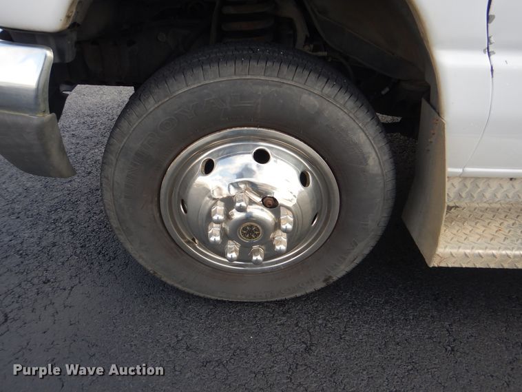 image for item HW9833 2006 Ford E350  shuttle bus