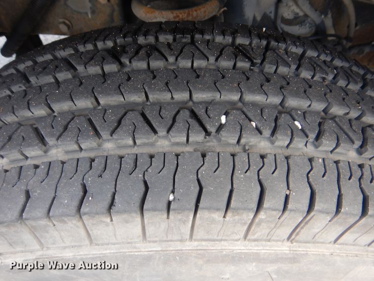 image for item HW9833 2006 Ford E350  shuttle bus