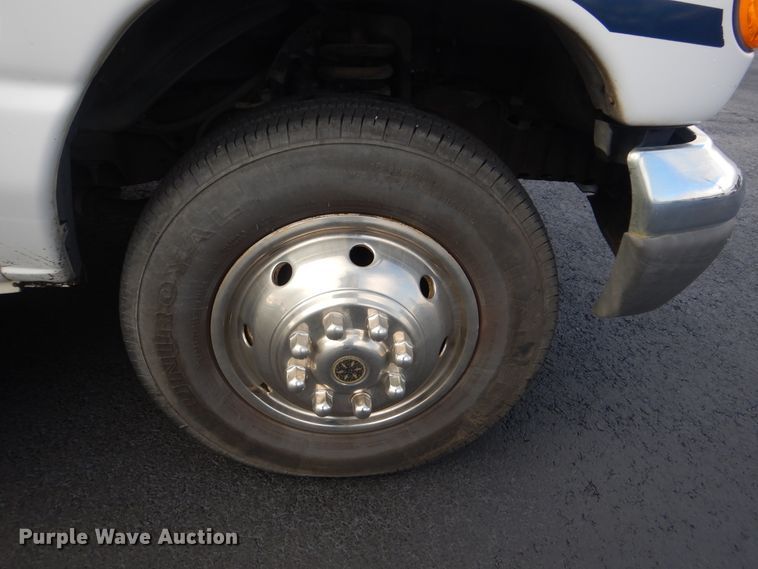 image for item HW9833 2006 Ford E350  shuttle bus