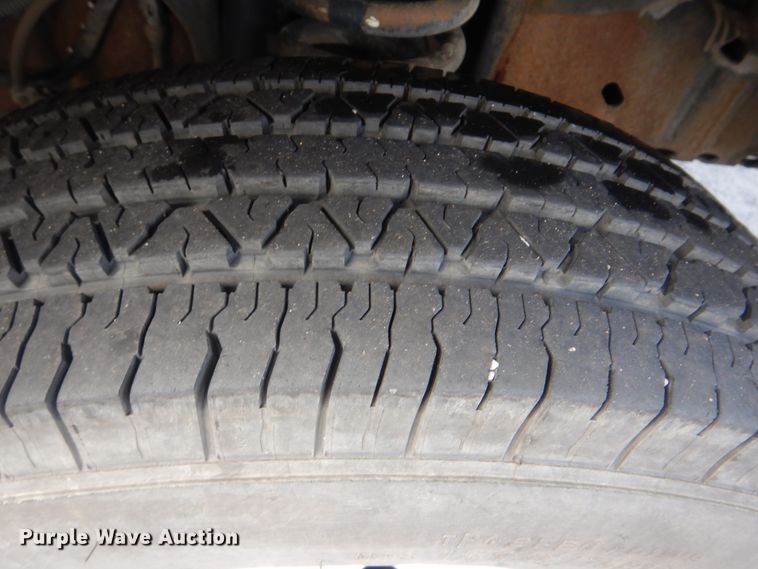 image for item HW9833 2006 Ford E350  shuttle bus