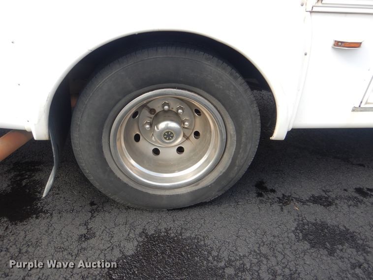 image for item HW9833 2006 Ford E350  shuttle bus