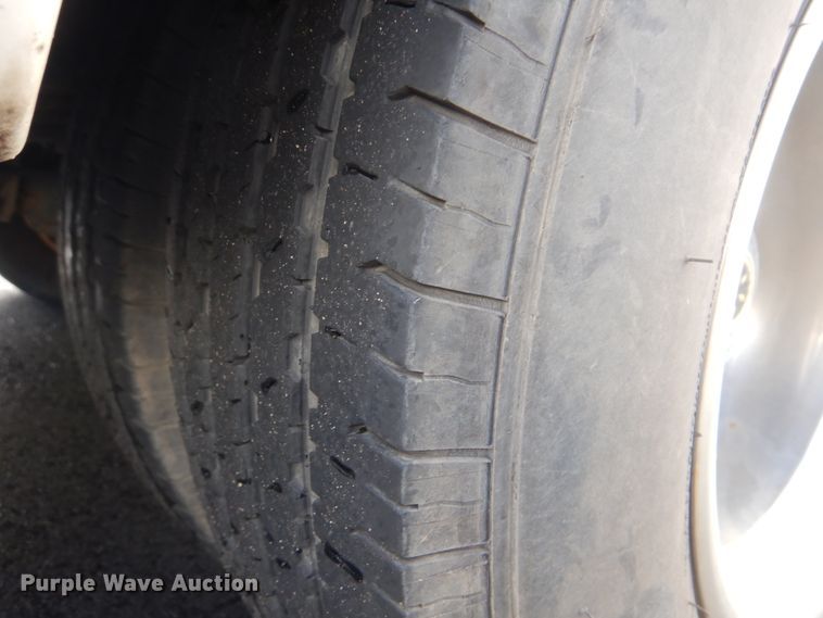 image for item HW9833 2006 Ford E350  shuttle bus