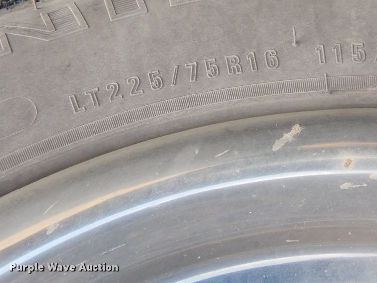 image for item HW9833 2006 Ford E350  shuttle bus