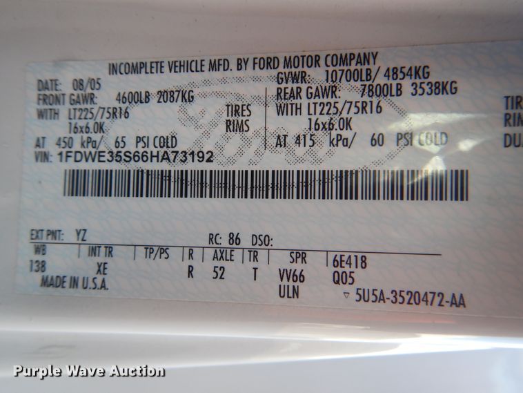 image for item HW9833 2006 Ford E350  shuttle bus