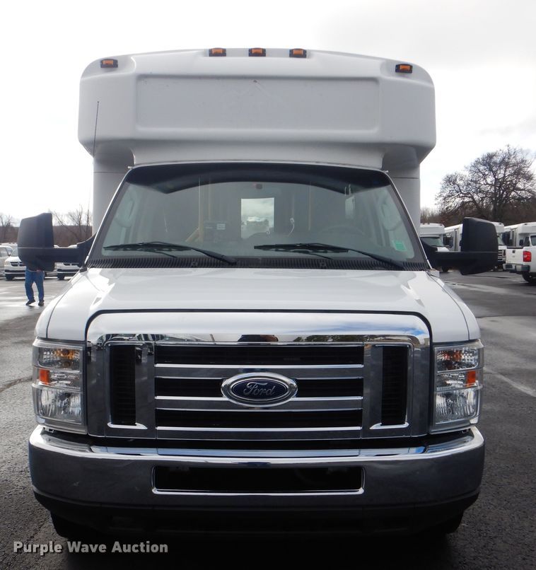 image for item HW9834 2016 Ford E450  shuttle bus