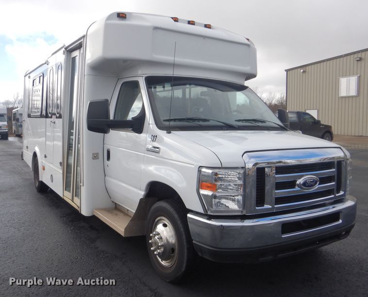 image for item HW9834 2016 Ford E450  shuttle bus