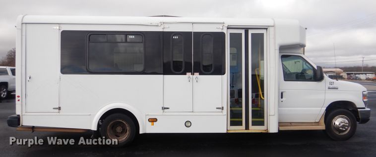 image for item HW9834 2016 Ford E450  shuttle bus