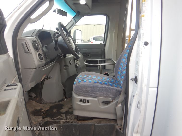 image for item HW9834 2016 Ford E450  shuttle bus