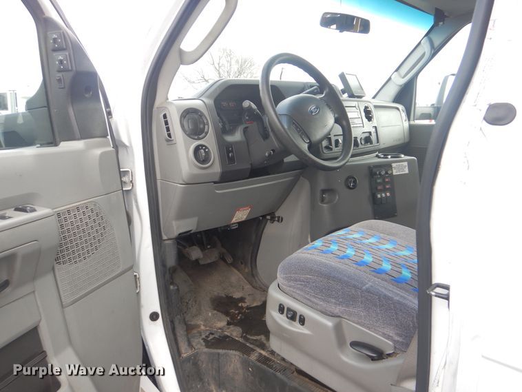 image for item HW9834 2016 Ford E450  shuttle bus