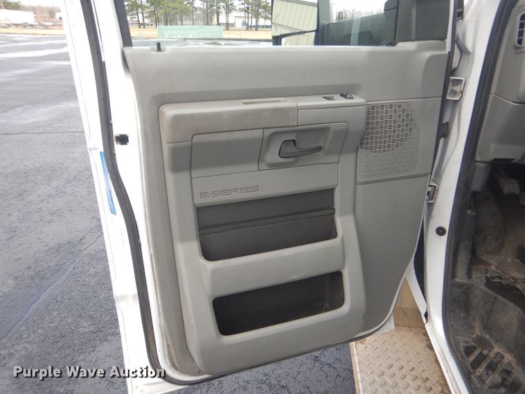 image for item HW9834 2016 Ford E450  shuttle bus