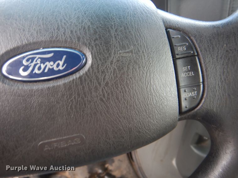 image for item HW9834 2016 Ford E450  shuttle bus