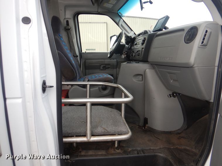 image for item HW9834 2016 Ford E450  shuttle bus