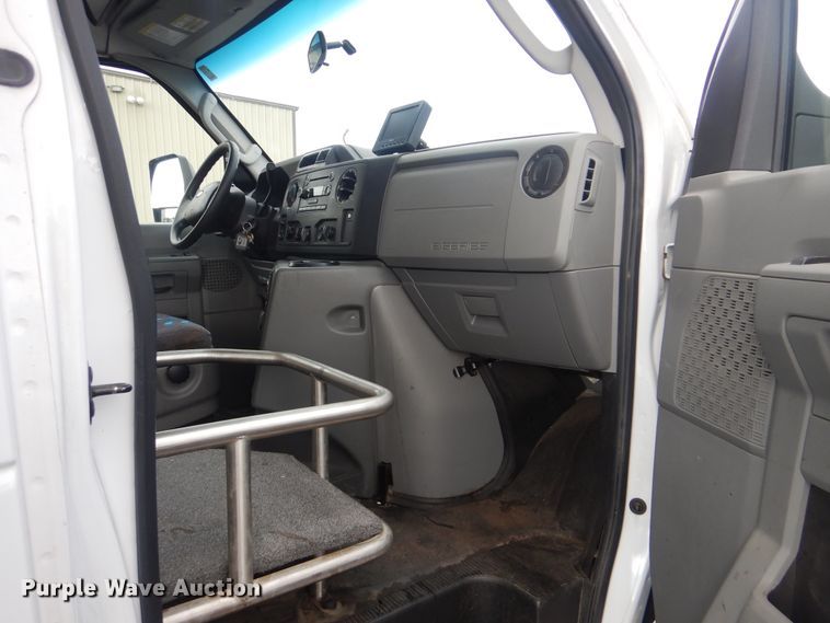 image for item HW9834 2016 Ford E450  shuttle bus