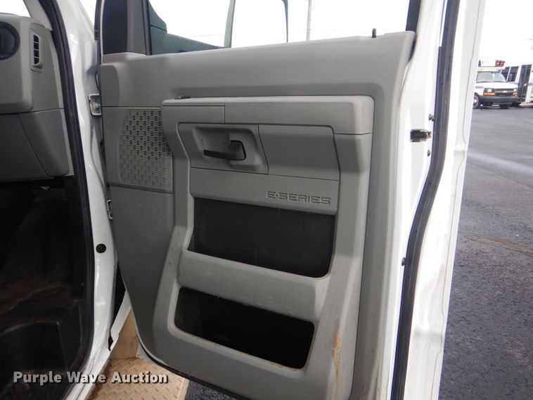 image for item HW9834 2016 Ford E450  shuttle bus
