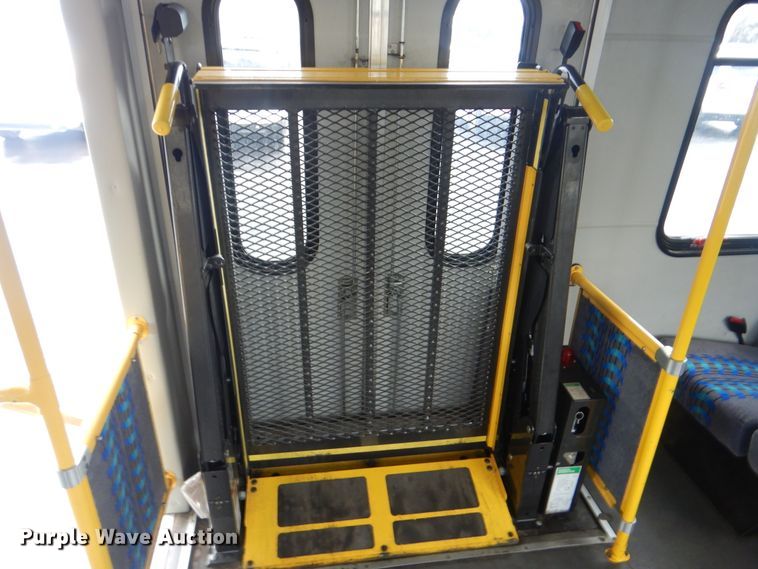 image for item HW9834 2016 Ford E450  shuttle bus