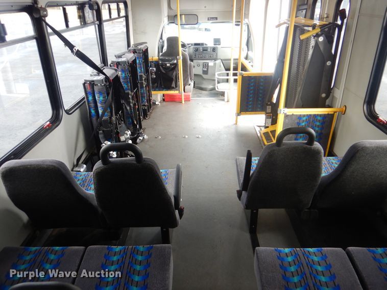 image for item HW9834 2016 Ford E450  shuttle bus