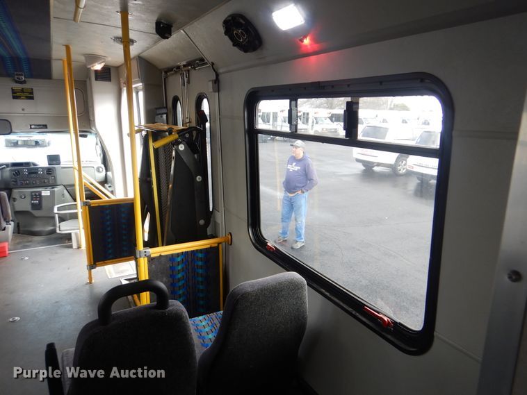 image for item HW9834 2016 Ford E450  shuttle bus