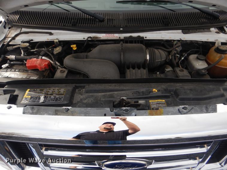 image for item HW9834 2016 Ford E450  shuttle bus