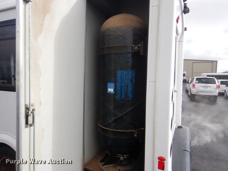 image for item HW9834 2016 Ford E450  shuttle bus