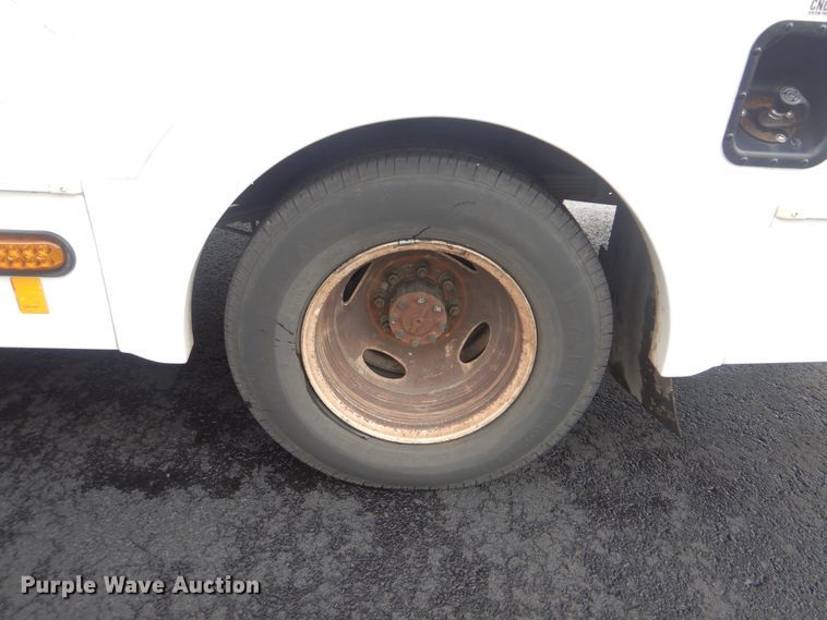 image for item HW9834 2016 Ford E450  shuttle bus