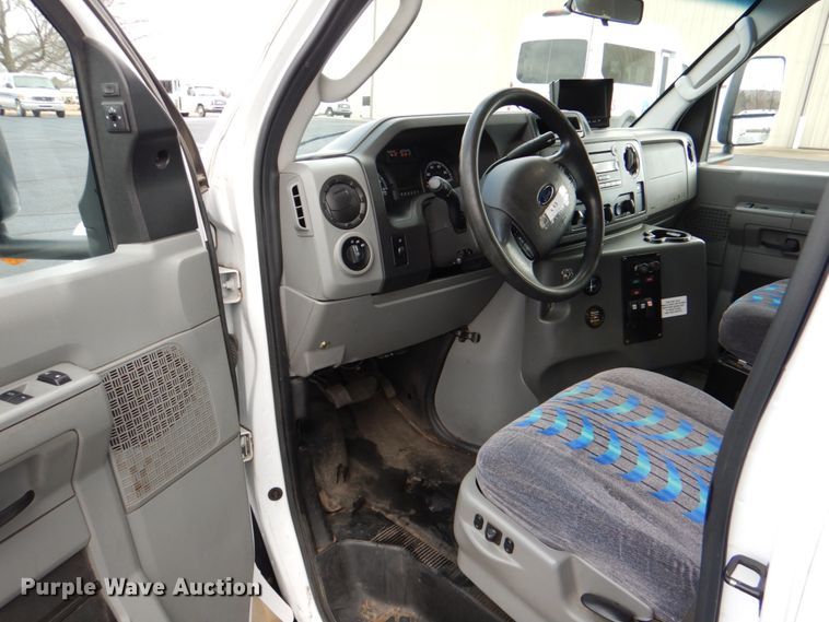 image for item HW9835 2014 Ford E450  shuttle bus