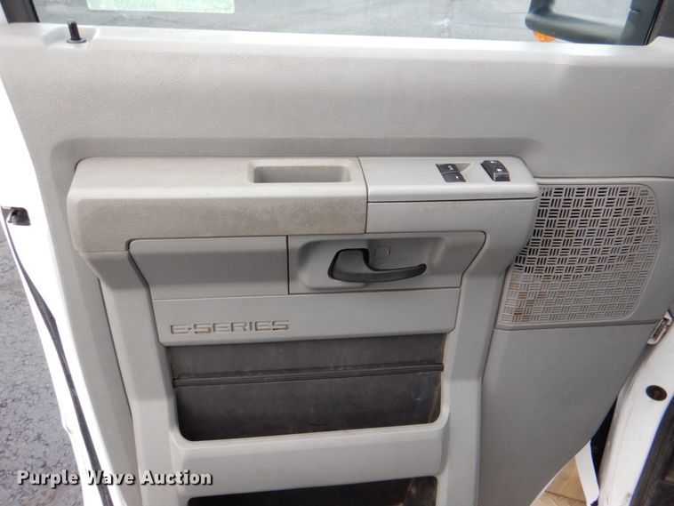 image for item HW9835 2014 Ford E450  shuttle bus