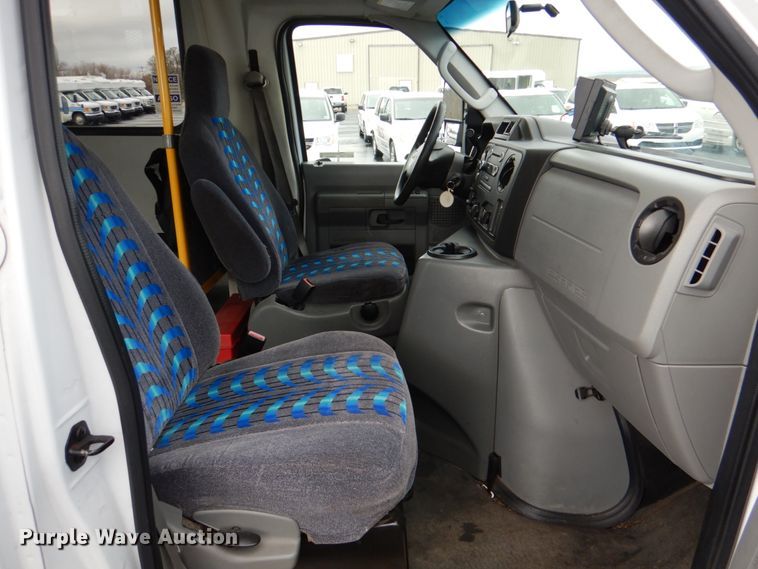 image for item HW9835 2014 Ford E450  shuttle bus