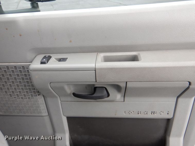 image for item HW9835 2014 Ford E450  shuttle bus