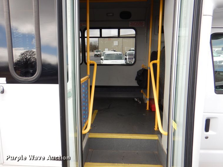 image for item HW9835 2014 Ford E450  shuttle bus