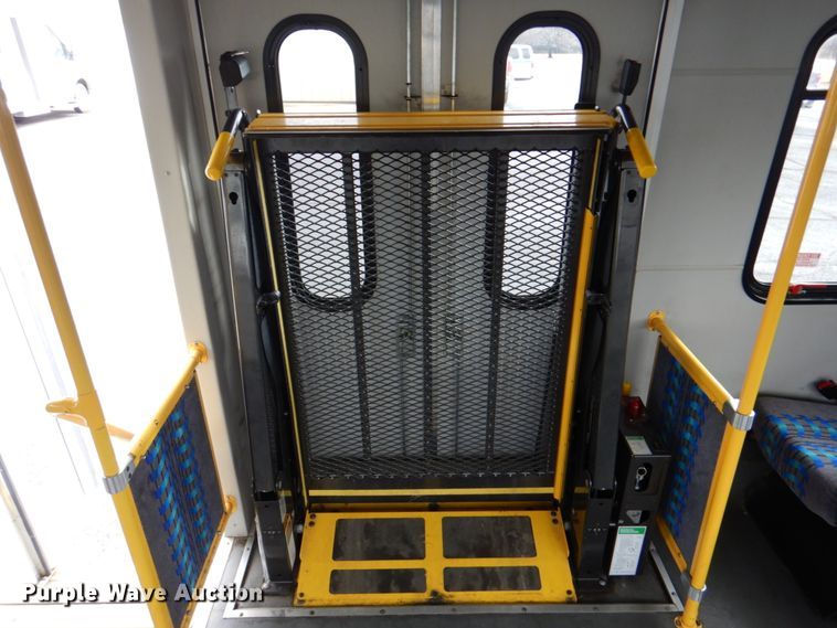 image for item HW9835 2014 Ford E450  shuttle bus