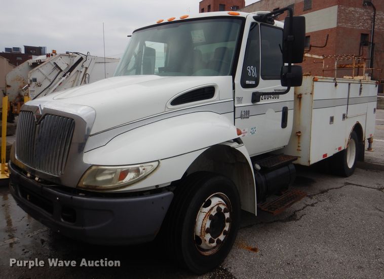 image for item HW9845 2004 International 4300  service truck