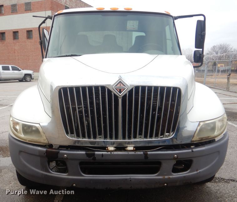 image for item HW9845 2004 International 4300  service truck