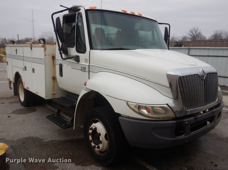 image for item HW9845 2004 International 4300  service truck