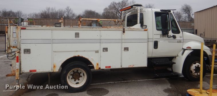 image for item HW9845 2004 International 4300  service truck