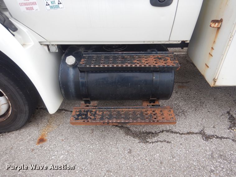 image for item HW9845 2004 International 4300  service truck