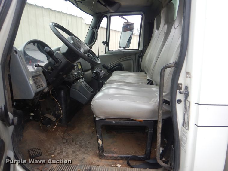 image for item HW9845 2004 International 4300  service truck