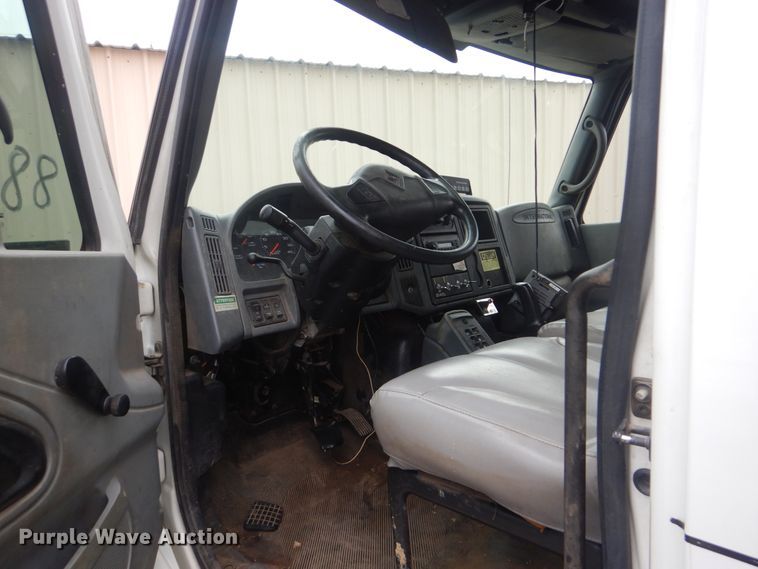 image for item HW9845 2004 International 4300  service truck