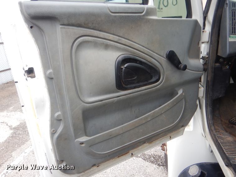 image for item HW9845 2004 International 4300  service truck