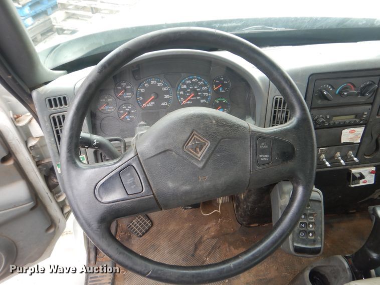 image for item HW9845 2004 International 4300  service truck