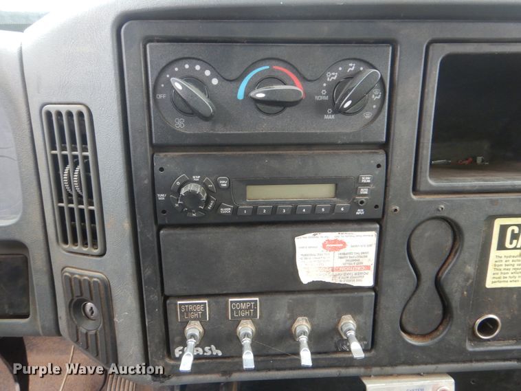 image for item HW9845 2004 International 4300  service truck