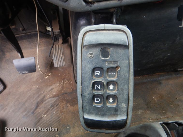 image for item HW9845 2004 International 4300  service truck