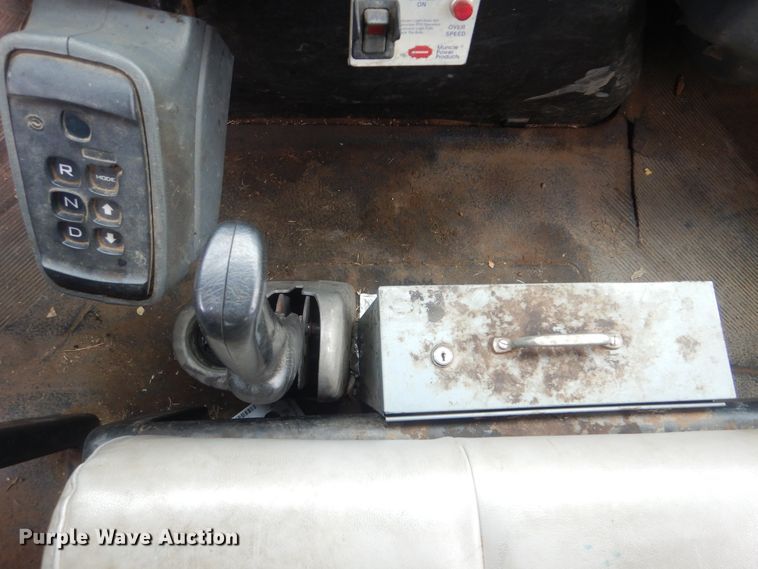 image for item HW9845 2004 International 4300  service truck