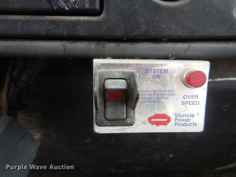 image for item HW9845 2004 International 4300  service truck