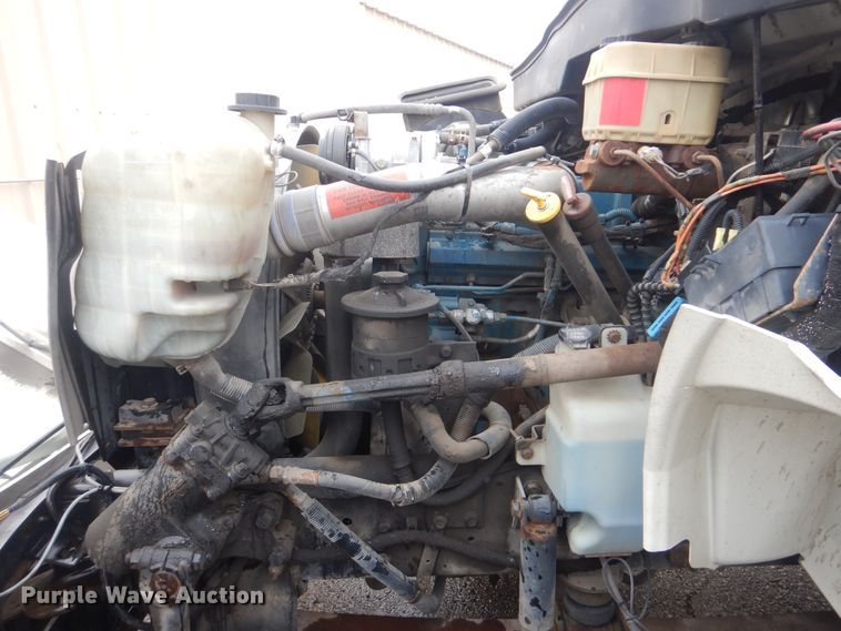 image for item HW9845 2004 International 4300  service truck