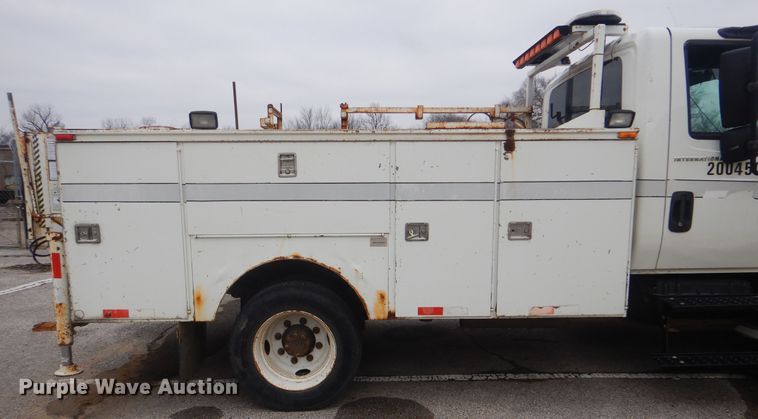 image for item HW9845 2004 International 4300  service truck