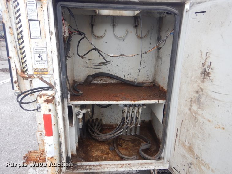 image for item HW9845 2004 International 4300  service truck